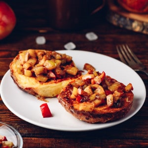 French toasts with apple and cinnamon