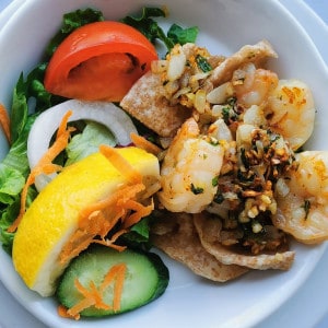 Garlic shrimps with vegetable salad.